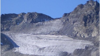 Cueva en el interior del glaciar Morteratsch, en Suiza. Fotografía facilitada por Lander Van Tricht / ETH Zurich, Cátedra de Glaciología. (EFE)