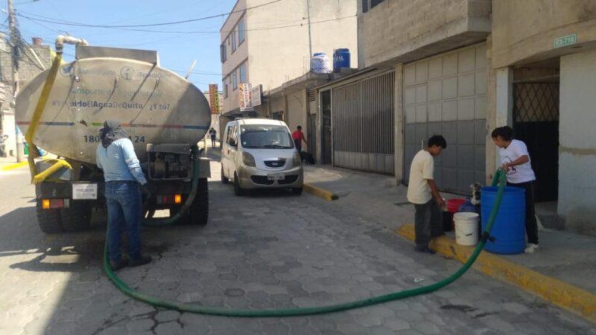 Tanqueros abastecen de agua a los habitantes de parroquias. (QuitoInforma)