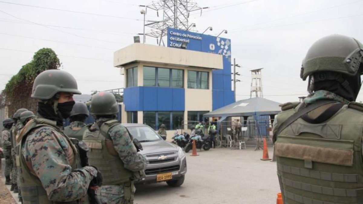 Un grupo de soldados dan seguridad en las afueras de una cárcel en Ecuador. (Internet)