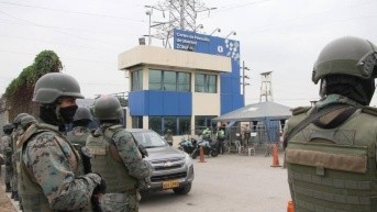 Un grupo de soldados dan seguridad en las afueras de una cárcel en Ecuador. (Internet)