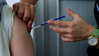 Una persona recibe una vacuna contra la influenza. (EFE)