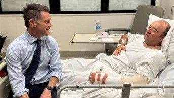 El primer ministro de Nueva Gales del Sur, Chris Minns, declaró que las acciones de Ahmed sin duda salvaron múltiples vidas. (Chris Minns/Facebook)