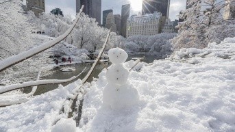 Fotografía que muestra un muñeco de nieve en el Central Park durante la primera nevada este domingo, en Nueva York (Estados Unidos). (EFE)