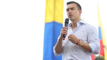 Daniel Noboa en un evento escolar en Santo Domingo, el 30 de octubre de 2025. (Juan Montenegro/Presidencia de la República.)