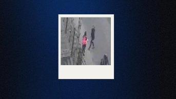 Momento en que el sicario abordó a un transeúnte. (Captura)