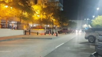 Imagen del exterior del centro comercial de Samborondón donde ingresó un hombre solicitando auxilio. (Cortesía)