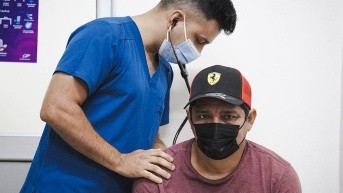 Imagen de un paciente con una enfermedad respiratoria en un centro de salud municipal de Guayaquil. (Alcaldía de Guayaquil)