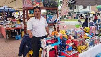 Un punto de venta de juguetes en una de las ferias navideñas en Quito. (Cortesía de Quito Informa)