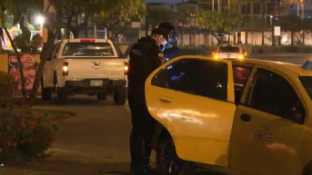 Imagen del taxi que fue usado para un secuestro exprés en el norte de Guayaquil. (Televistazo)