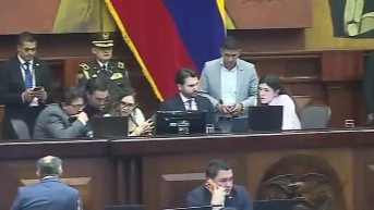 Imagen de asambleístas correístas y oficialistas dialogando. (Televistazo)