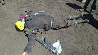 Uno de los presuntos guerrilleros abatidos. (Cortesía)