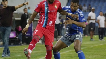 La LigaPro no aprobó restar puntos a los clubes que deban sueldo a sus futbolistas mensualmente. (API)