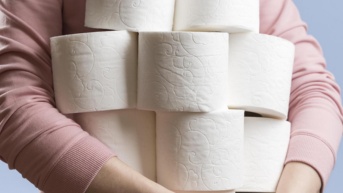 Imagen referencial de una persona llevando rollos de papel higiénico. (Freepik)