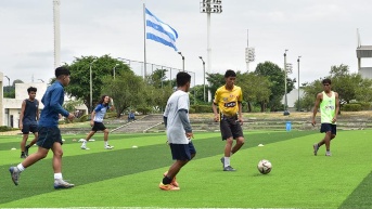 Foto de jóvenes jugando en una cancha deportiva de Parque Samanes de Guayaquil. (Municipio de Guayaquil)