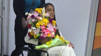 Gabrielle Henry regresando en silla de ruedas a Jamaica. (Damion Mitchell/X)