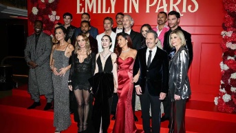 Elenco de Emily en París en el Grand Rex de París, el 15 de diciembre de 2025. (RRSS)