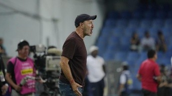 El entrenador de Emelec, Guillermo Duró, en el partido ante El Nacional por la novena fecha de la LigaPro (API)
