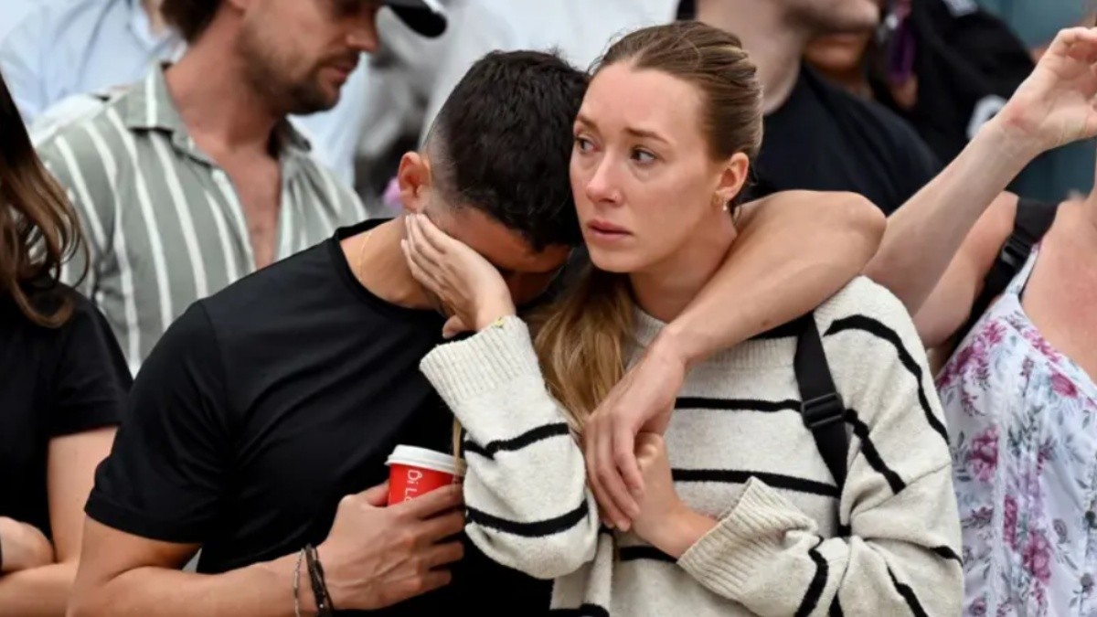 Muchas personas se congregaron en Bondi Beach este lunes para recordar a las víctimas del ataque. (AFP via Getty Images)
