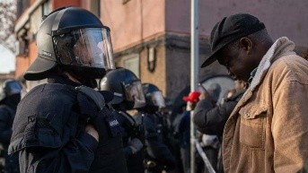 Autoridades de Barcelona en el operativo de desalojo en el edificio B9. (Redes sociales)