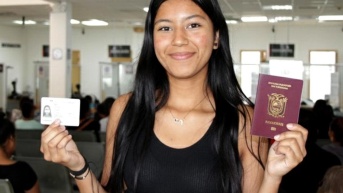 Una usuaria muestra su cédula y pasaporte. (Cortesía del Registro Civil)