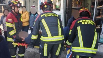 Los bomberos atendieron a los afectados tras el choque, en el sur de Quito. (Cortesía del CBQ)