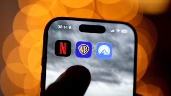 Los logotipos de las aplicaciones de Netflix, Warner y Paramount en una pantalla de un teléfono inteligente. (EFE)
