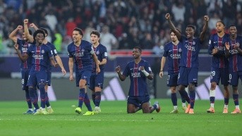 William Pacho (de rodillas) y sus compañeros del PSG celebran el título de la Copa Intercontinental, ganada en penales al Flamengo. (AFP)