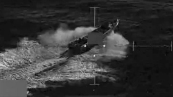 Lancha destruida por las fuerzas de Estados Unidos. (Captura)