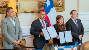 El director del Senae, Sandro Castillo (centro), firmó el acuerdo junto con la directora nacional de Aduanas de Chile, Alejandra Arriaza. (Senae)