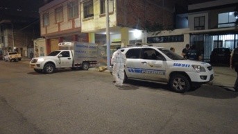 Unidades de la Policía Nacional llegaron al sitio para realizar el levantamiento de los cuerpos. (Cortesía)