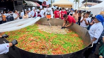 Naranjal, Guayas, domingo 3 de agosto de 2025. Chefs preparan la ensalada de cangrejo más grande del mundo. (API)