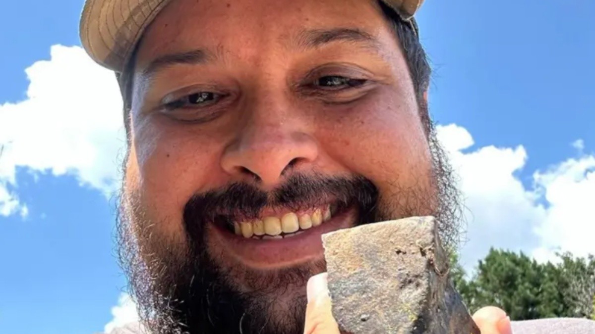 Roberto Vargas dejó su trabajo terapeuta de salud mental para dedicarse a recorrer el mundo en busca de rocas caídas del espacio. (Cortesía Roberto Vargas)