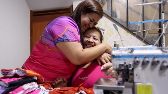 La migrante venezolana María Dorta (i) abrazando a su madre durante una entrevista con EFE, en Lima (Perú). (Paolo Aguilar / EFE)