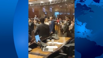 Según testigos, el asambleísta Héctor Rodríguez mencionó "Vamos afuera", mientras que Diego Franco asintió, pero finalmente fue frenado. (Ecuavisa)