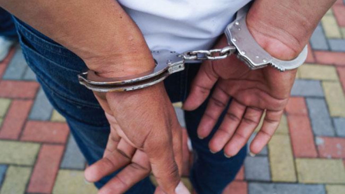 Imagen referencial de un detenido. (Internet)