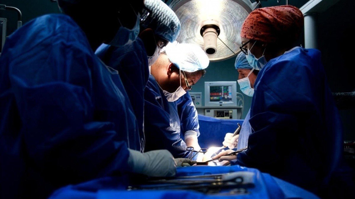 Fotografía referencial de un grupo de médicos realizando una intervención quirúrgica. (Cortesía del IESS)