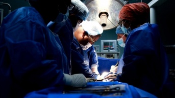 Fotografía referencial de un grupo de médicos realizando una intervención quirúrgica. (Cortesía del IESS)