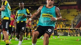 Mario Pineida realiza trabajos precompetitivos en un partido con Barcelona SC por la LigaPro (Foto: Barcelona SC)