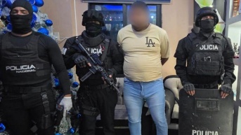 El sospechoso detenido por las autoridades. (Cortesía de la Policía Nacional)