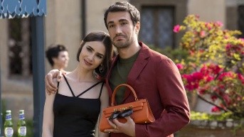 El creador de la serie, Darren Star, detalla cómo el viaje de Emily la ayuda a comprender dónde está su verdadero hogar. (Netflix)