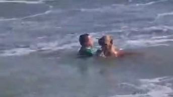 Captura del video, rescate del perro en el mar (RR SS)
