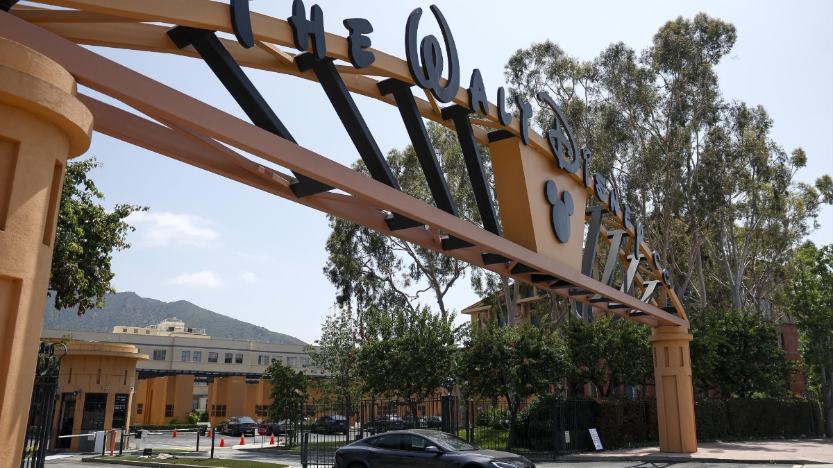 Fotografía de archivo que muestra el logotipo de Disney en la puerta de The Walt Disney Studios, en Burbank (Estados Unidos). EFE/ Caroline Brehman ARCHIVO (CAROLINE BREHMAN / EFE)