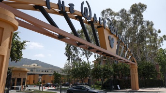 Fotografía de archivo que muestra el logotipo de Disney en la puerta de The Walt Disney Studios, en Burbank (Estados Unidos). EFE/ Caroline Brehman ARCHIVO (CAROLINE BREHMAN / EFE)