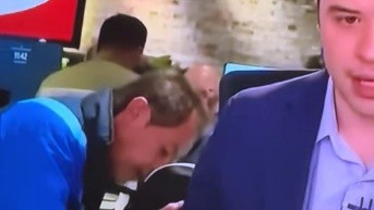 Intento de beso en una transmisón en vivo de Caracol. (Redes sociales)