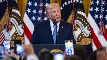 El presidente de Estados Unidos, Donald Trump, habla en una recepción de Hanukkah en el Salón Este de la Casa Blanca en Washington DC, EE.UU., el 16 de diciembre de 2025. (JIM LO SCALZO / EFE)