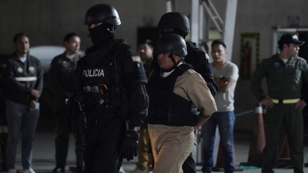 Imagen del  cabecilla de Los Águilas Rolando Federico Gómez Quinde, alias Fede, llegando a Guayaquil tras ser expulsado de Colombia en octubre de 2025. (API)