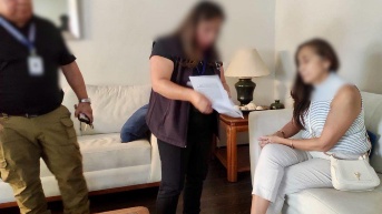 Momento en que la general, en servicio pasivo, es detenida por las autoridades. (Cortesía de la Fiscalía)