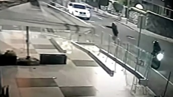 Dos hombres armados dispararon contra un ciudadano en el centro norte de Quito. (Captura de pantalla)