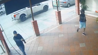 En las imágenes se observa que dos sicarios dispararon contra la mujer y el deportista, quienes fallecieron de inmediato. (Captura de video)