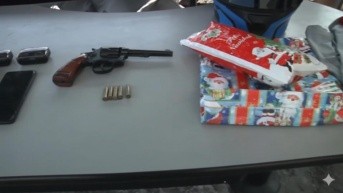 Arma de fuego se ocultaba en una funda de regalo. (Captura de video TC Televisión)